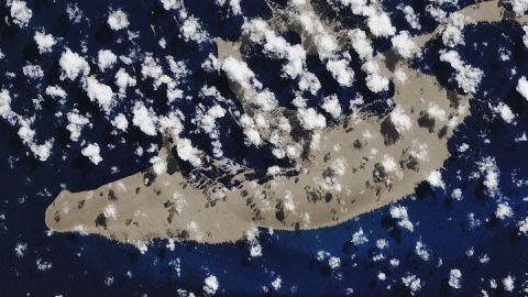 Una gran balsa de piedra pómez flota en el océano rumbo a Australia.