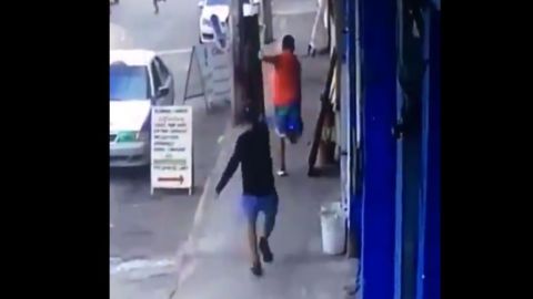 VIDEO: Captan cómo sicarios matan despiadadamente a hombre en México