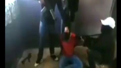 VIDEO: Sicarios armados interrogan y torturan a presunto secuestrador