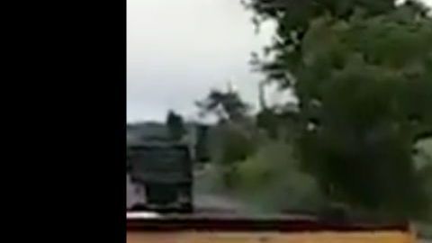 VIDEO Sicarios rondan calles en camiones artillados y vestidos de militares