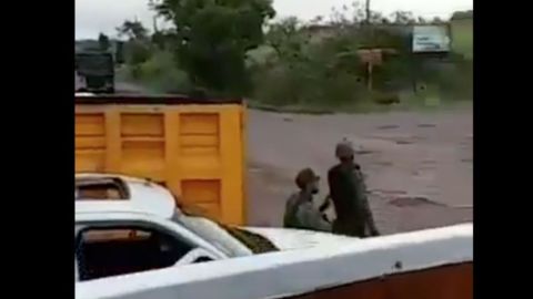 VIDEO Sicarios rondan calles en camiones artillados y vestidos de militares