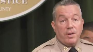 El alguacil del Condado de Los Ángeles, Alex Villanueva, durante la conferencia de prensa.