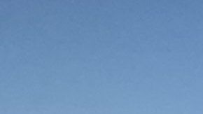 El penacho de humo (gris) que alimentaba la nube (blanca).