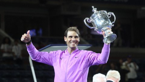 Nadal con el trofeo del US Open tras una final de casi 5 horas.