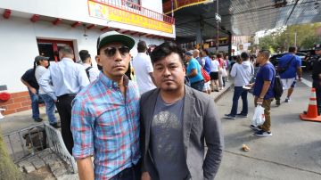 Daniel Dominguez (gorra) y Alberto Cruz denunciaron haber sido atacados en  el restaurant Pollos Mario, en la Avenida Roosevelt en Queens.