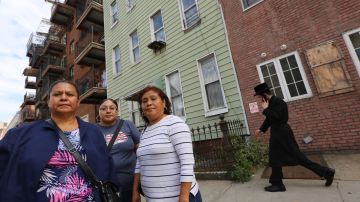 Izq. a derecha: Isabel Lopez, Maribel Lopez y Carmen Galindo Vivian en 374 Wallabout St en Brooklyn antes que el casero los discriminara por ser latinos.