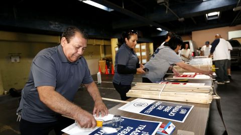 Pablo Novelo junto a otros trabajadores se preparan para una eventual huelga.