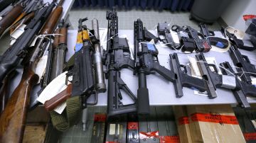 Armas confiscadas en Los Ángeles.