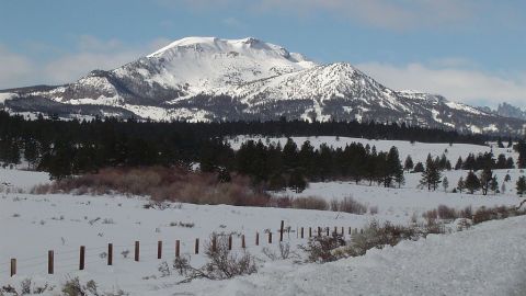 Mammoth Mountain vista desde la autopista US 395.