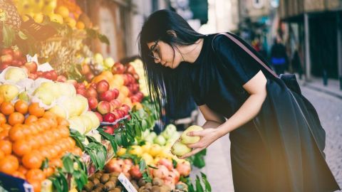 Mantener una hidratación óptima, evitar una vida sedentaria y consumir jugos verdes, son pequeños hábitos que ayudan a eliminar gradualmente el estreñimiento.