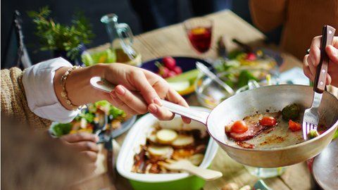 Una de las causas de comer en exceso es que estamos rodeados de señales de comida