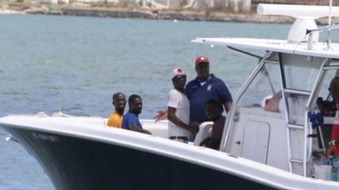 Sobrevivientes del huracán Dorian abordan barcos para ser evacuados.