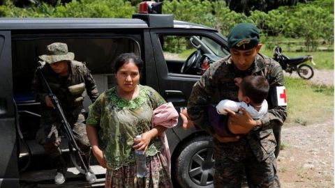 La población de El Estor convive con soldados desde la semana pasada.