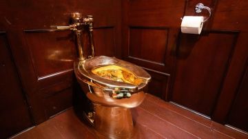 El inodoro hecho de oro de 18 quilates había sido exhibido antes en el Museo Guggenheim de Nueva York.