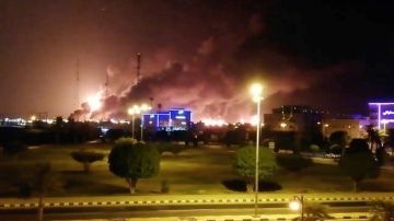 Una de las principales plantas petroleras en Arabia Saudita tras el ataque.