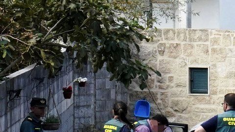 La Guardia Civil recoge evidencia en la escena del crimen en Valga.