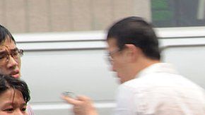 Las mujeres embarazadas deben tratar de evitar las calles de mayor tráfico, dicen los científicos.