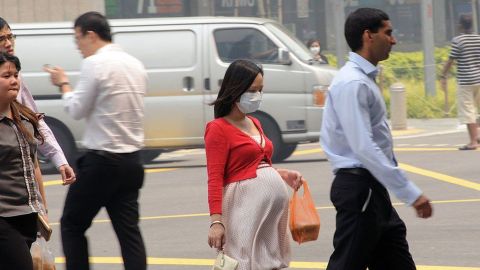 Las mujeres embarazadas deben tratar de evitar las calles de mayor tráfico, dicen los científicos.