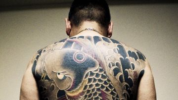 El fotógrafo belga Anton Kusters pasó dos años entre la mafia japonesa. Su cámara capturó los llamativos tatuajes de los yakuza.