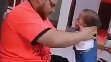 Hombre palestino agrede a su bebé.