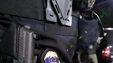 Jurisdicciones "santuario" bloquean la cooperación de policías locales con ICE.