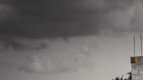 El auto mantiene un daño lateral que fue provocado en una escena de la película "Reto Tokyo"