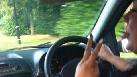Esta mujer manejó borracha con su bebé en el auto.