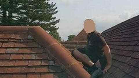 Un hombre defeca en el tejado.