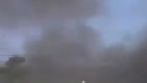 El camión se incendió cerca del aeropuerto.