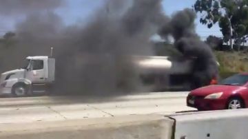 El camión se incendió cerca del aeropuerto.
