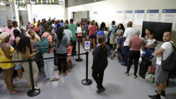 Turistas y residentes de Bahamas desplazados por el huracán, llegan a Florida. Jaime Rodriguez Sr./CBP