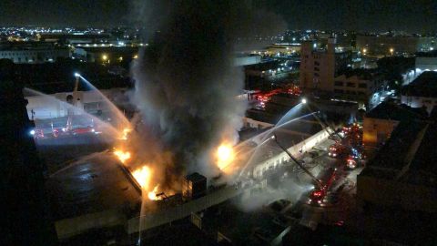 El incendio se presentó entre las calles 1975 E y 7th.