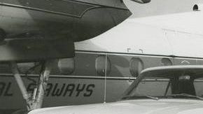 El Capitan Stanley Tucker, piloto canadiense, posa junto al primer Mustang en ser creado, el cual se le vendió por error