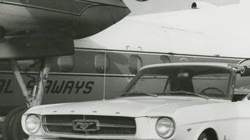 El Capitan Stanley Tucker, piloto canadiense, posa junto al primer Mustang en ser creado, el cual se le vendió por error
