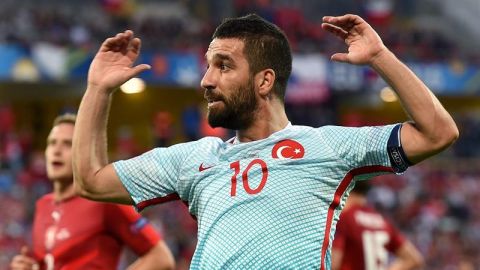 El mediocampista turco Arda Turan condenó los atentados en el aeropuerto de Estambul.