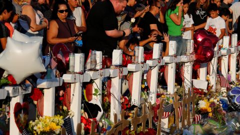 Ciudadanos rinden homenaje a las víctimas de la masacre de El Paso.