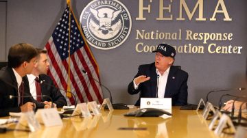 Trump en una reunión con FEMA.