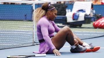 New York (United States), 01/09/2019.- Serena Williams of the US falls as she plays Petra Martic of Croatia during their match on the seventh day of the US Open Tennis Championships the USTA National Tennis Center in Flushing Meadows, New York, USA, 01 September 2019. The US Open runs from 26 August through 08 September. (Tenis, Abierto, Croacia, Estados Unidos, Nueva York) EFE/EPA/JOHN G. MABANGLO