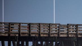 Personas miran el oleaje desde Main Street Pier de Daytona Beach, Florida,