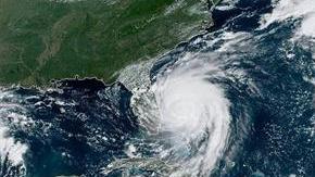 El huracán Dorian mientras bordea las costas de Florida.