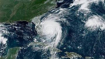 El huracán Dorian mientras bordea las costas de Florida.