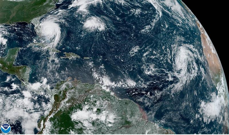 El huracán Dorian mientras bordea las costas de Florida.