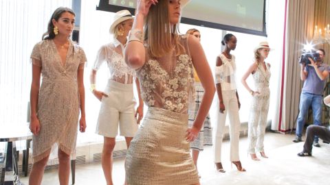 Modelos lucen creaciones del diseñador Raúl Peñaranda durante una presentación en el marco de la "Fashion Week" de su colección Primavera-Verano 2020. EFE/ Kena Betancur