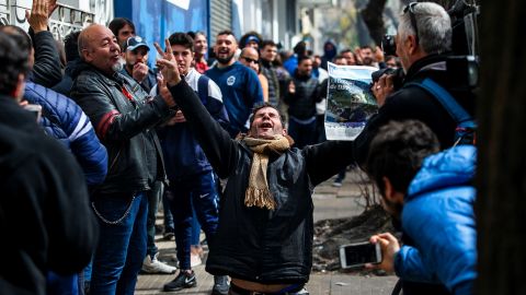 Largas filas, empujones y campamentos  para poder ver al '10' con el 'Lobo'