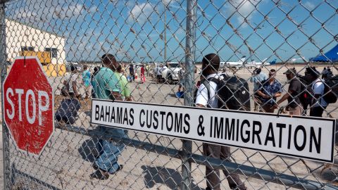 Residentes de Bahamas intentando salir del país.