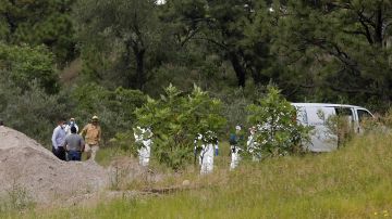 Peritos forenses en una fosa clandestina en Zapopán, Jalisco.