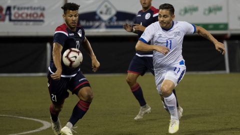 Adrian Salcedo (i) de Dominicana disputa un balón con Rodolfo Zelaya de El Salvador.