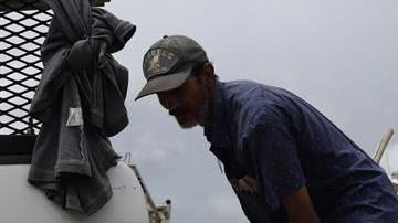 Un hombre recoge los restos de casas destruidas por el huracán María, el 16 de septiembre en el municipio de Yabucoa, en Puerto Rico.