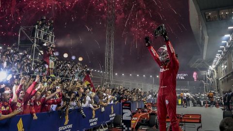 El alemán ganó el Gran Premio de Singapur con una polémica estrategia de su escudería.