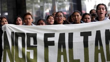 Familiares de los 43 estudiantes de Ayotzinapa reclaman justicia en Ciudad México.